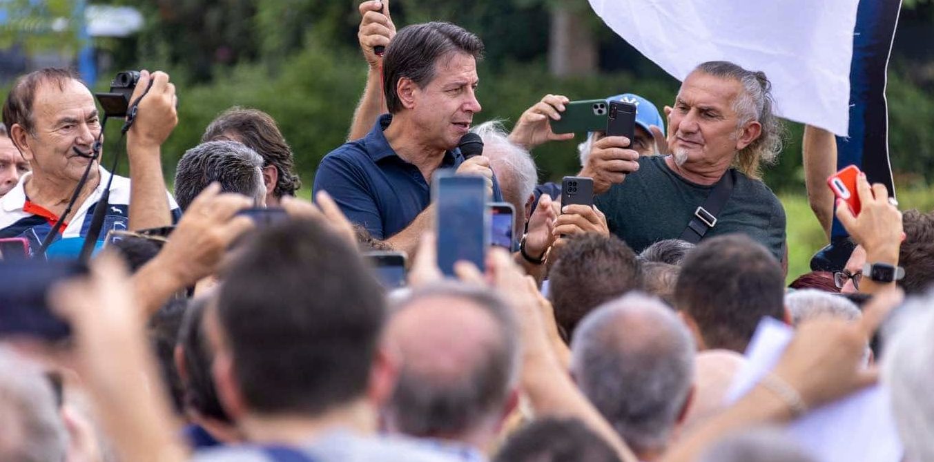 Ogni piazza un bagno di folla. La rimonta di Conte toglie il sonno a Letta e al Pd che ora si mangiano i gomiti per aver smantellato l’alleanza giallorossa