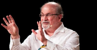 Accoltellato a New York lo scrittore indiano Salman Rushdie