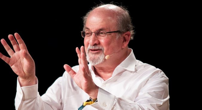 Accoltellato a New York lo scrittore indiano Salman Rushdie