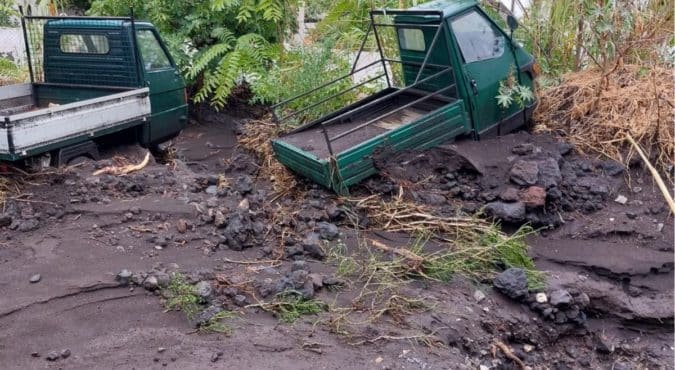 Stromboli, nubifragio e fango si abbattono sull’isola: strade e case allagate