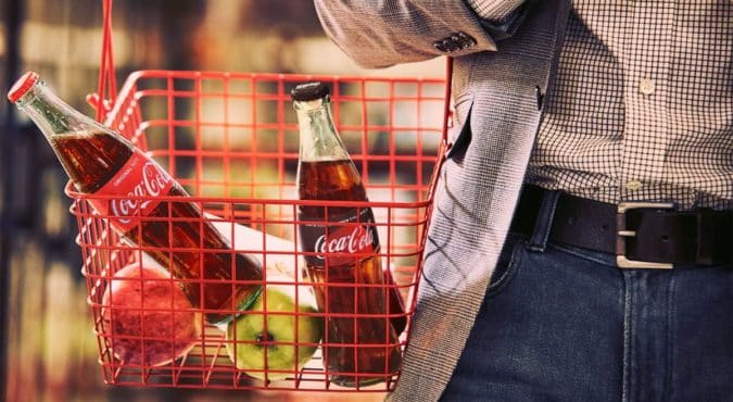 Coca Cola ritirata dai supermercati: un lotto di bottiglie della bevanda a rischio chimico