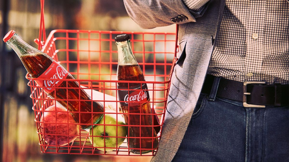 Coca Cola ritirata dai supermercati: un lotto di bottiglie della bevanda a rischio chimico