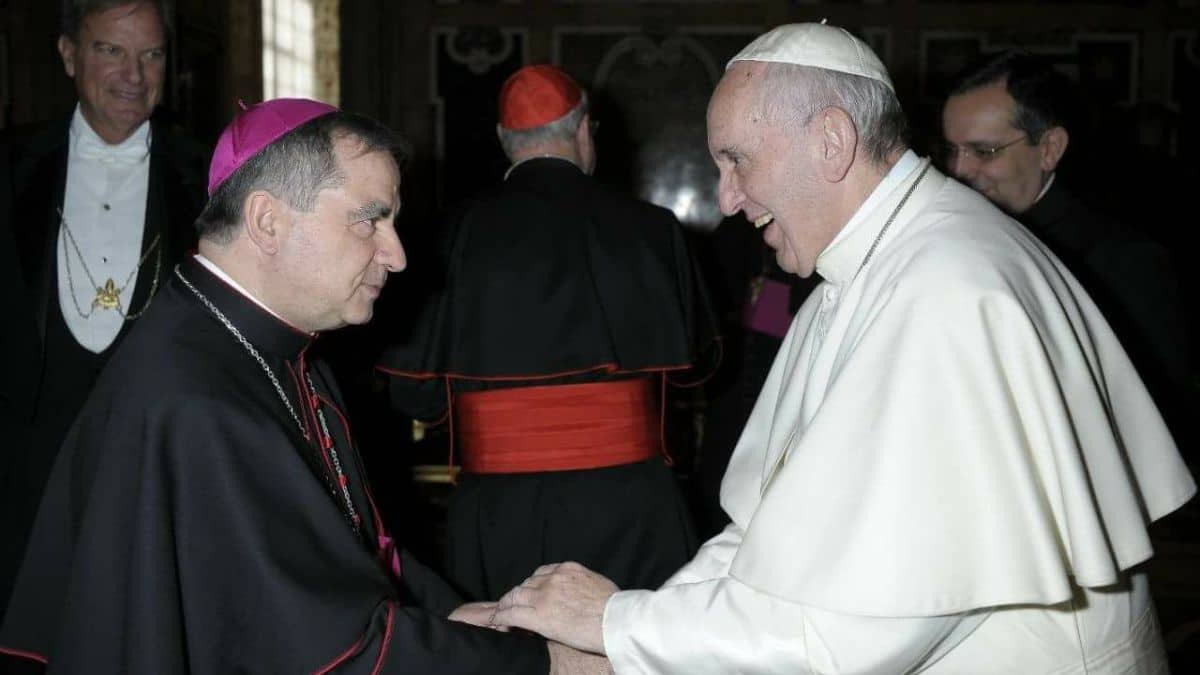 Vaticano, Cardinale Becciu verso il reintegro: il papa l’ha chiamato per invitarlo al Concistoro