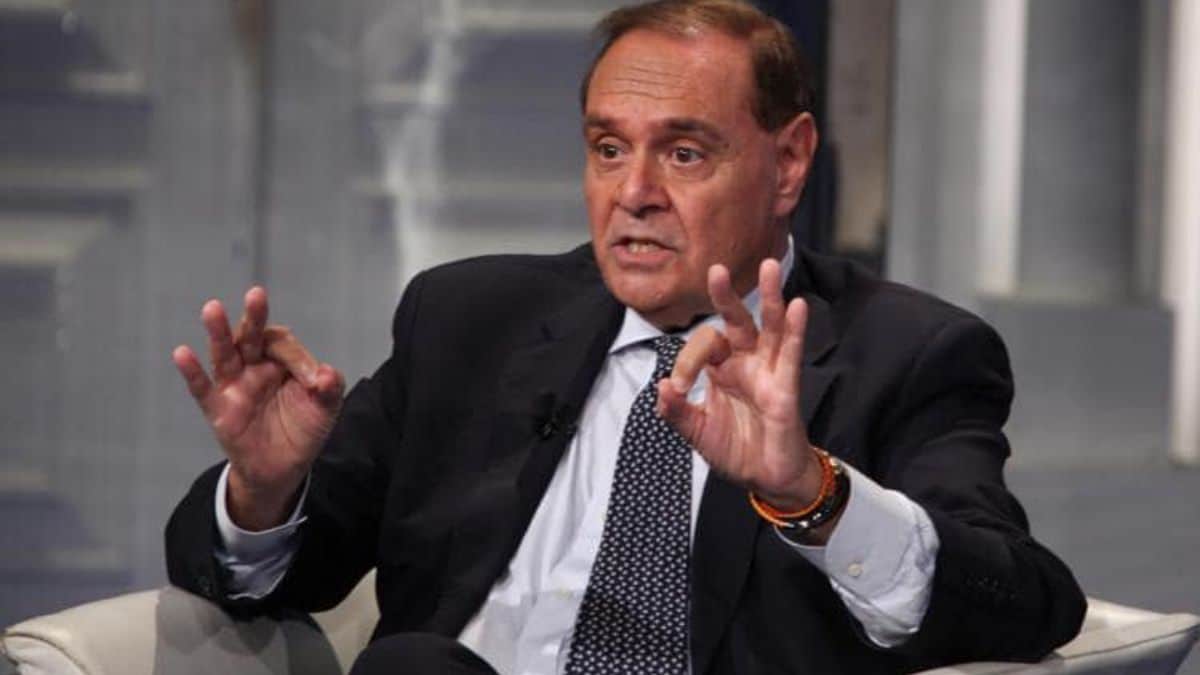 Clemente Mastella presenta il suo partito a km 0 e pubblica il numero di telefono: “Io sono l’unico politico che risponde”