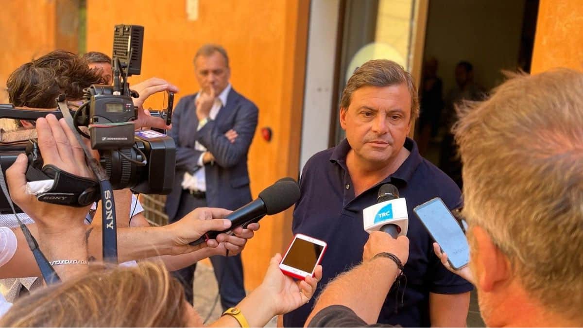 Calenda chiede lo stop della campagna elettorale per intervenire sull’emergenza gas ma sbarca su TikTok per parlare di politica