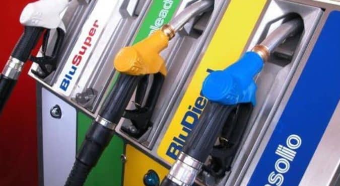 Benzina e diesel, prezzi in calo ma sale il metano: le tariffe con il Codacons in protesta