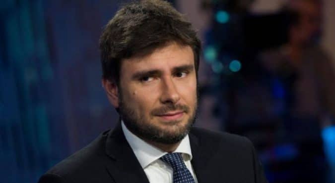 Elezioni, Alessandro Di Battista non si candida e attacca il M5S: “Non mi vogliono” e poi stoccata a Grillo: “Sotto di lui non ci sto”