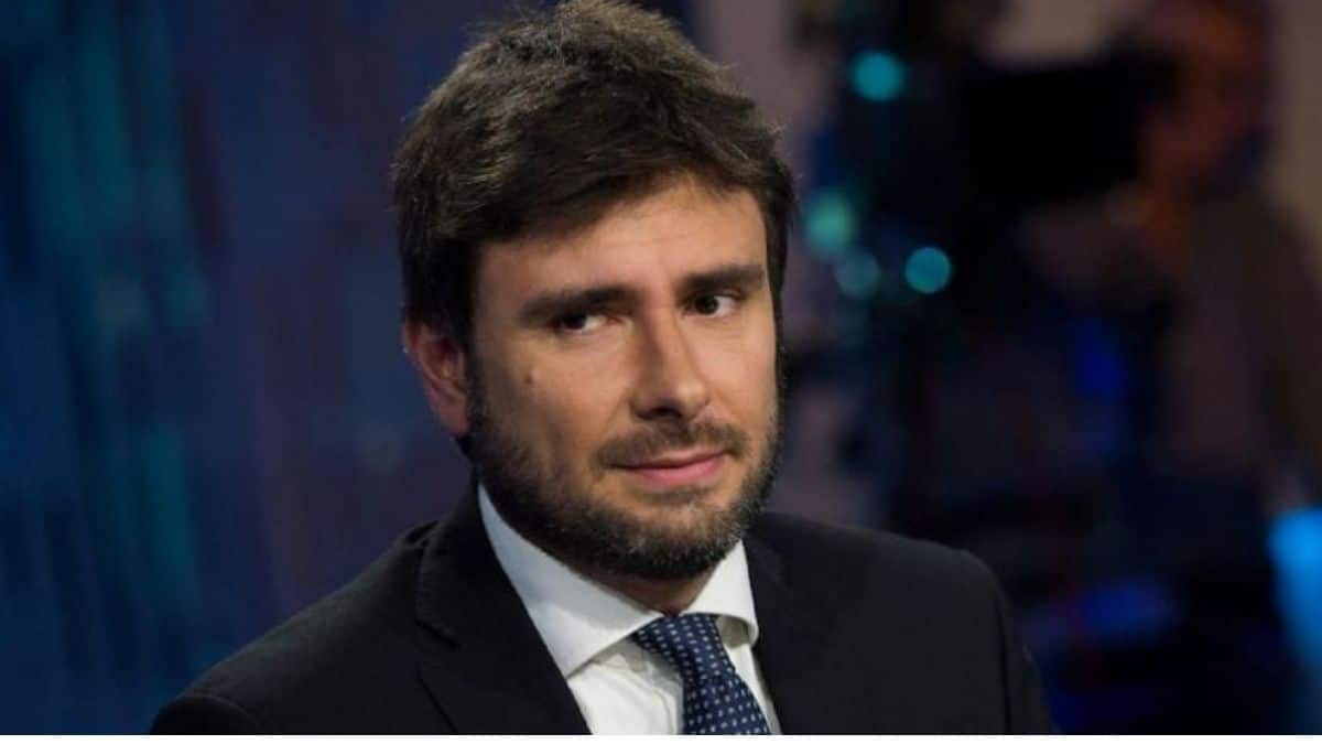 Elezioni, Alessandro Di Battista non si candida e attacca il M5S: “Non mi vogliono” e poi stoccata a Grillo: “Sotto di lui non ci sto”