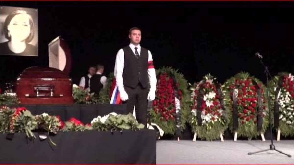Funerali Dugina, figlia dell’ideologo di Putin: centinaia di persone hanno partecipato. Sull’attentato la Russia è accusata di propaganda per giustificare la guerra