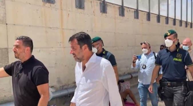 Salvini a Lampedusa. Il leader della Lega a sorpresa torna a visitare l’hotspot. “L’altra volta non c’era una virgola fuori posto. Oggi invece il caos”
