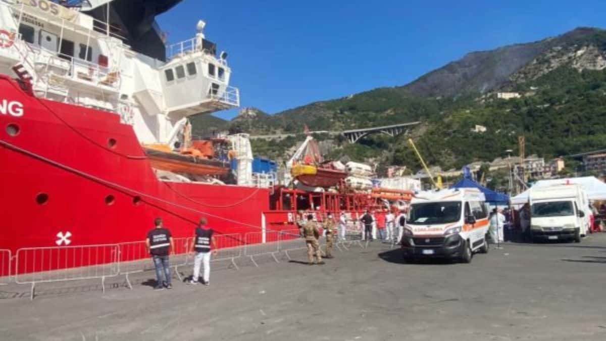 Salerno, migranti sbarcati nonostante l’appello di De Luca che chiedeva la quarantena a bordo della nave per focolaio Covid