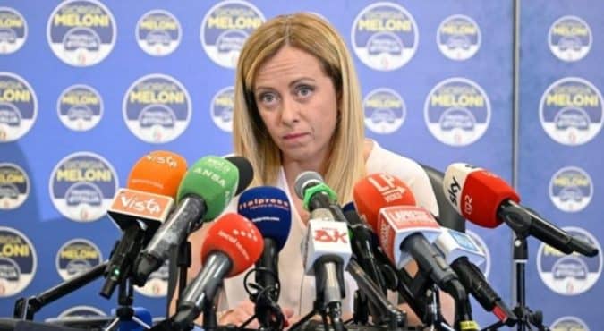 Giorgia Meloni attacca il reddito di cittadinanza: “Fallimento totale”. Spunta un video della leader di FdI su Mussolini