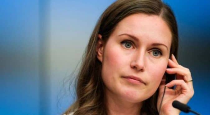 Sanna Marin, il video mentre balla a un party diventa virale: polemiche sulla premier della Finlandia