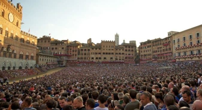 Palio di Siena, 16 agosto 2022: orari, fantini, contrade e diretta tv della manifestazione