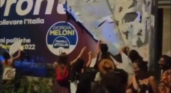 Strappato manifesto di Giorgia Meloni dal movimento femminista: la condanna del partito. La leader di Fdi si dichiara una combattente