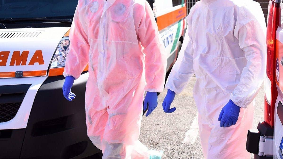 Covid, nave militare greca in quarantena nel porto di Napoli: morta una 19enne positiva al virus