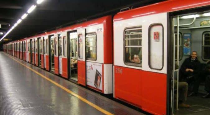 Milano, biglietti Atm: aumentano i prezzi per bus e metrò. Il Comune protesta