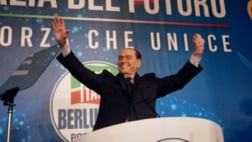Berlusconi ironico nello spot di Forza Italia. E sulla fine del Governo Draghi ne spara un’altra attaccando Pd e M5S
