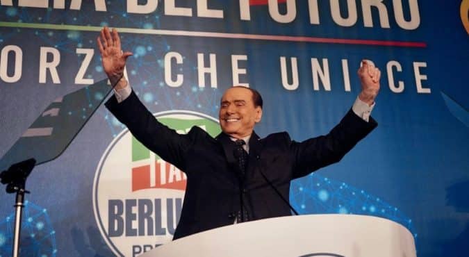 Berlusconi ironico nello spot di Forza Italia. E sulla fine del Governo Draghi ne spara un’altra attaccando Pd e M5S