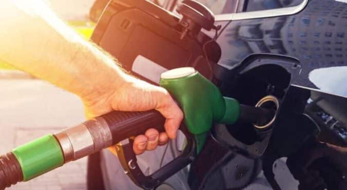 Prezzi benzina, nuovi tagli e proroga sconto fino a settembre. I sindacati protestano: “Risorse insufficienti”