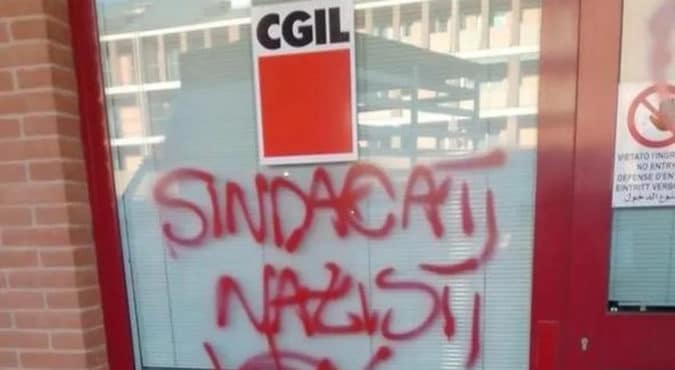 Atto vandalico contro la sede della Cgil di Viadana, possibile coinvolgimento dei No Vax. Cisl: “Esprimiamo solidarietà e vicinanza”