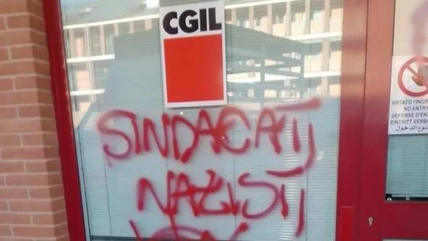 Atto vandalico contro la sede della Cgil di Viadana, possibile coinvolgimento dei No Vax. Cisl: “Esprimiamo solidarietà e vicinanza”