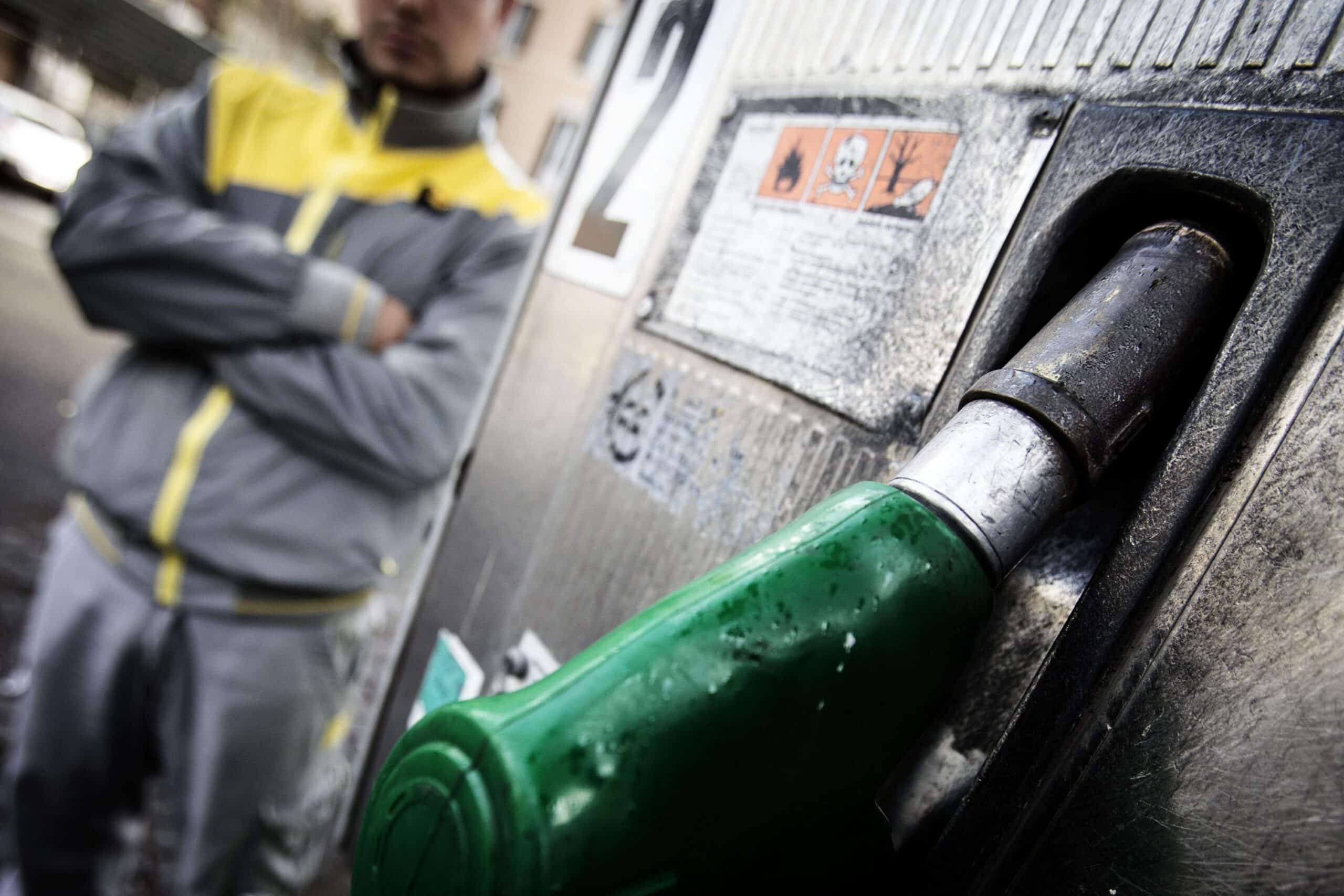 Proroga al taglio delle accise sui carburanti fino al 5 ottobre. Sconto di 30 centesimi per calmierare i prezzi di diesel e benzina