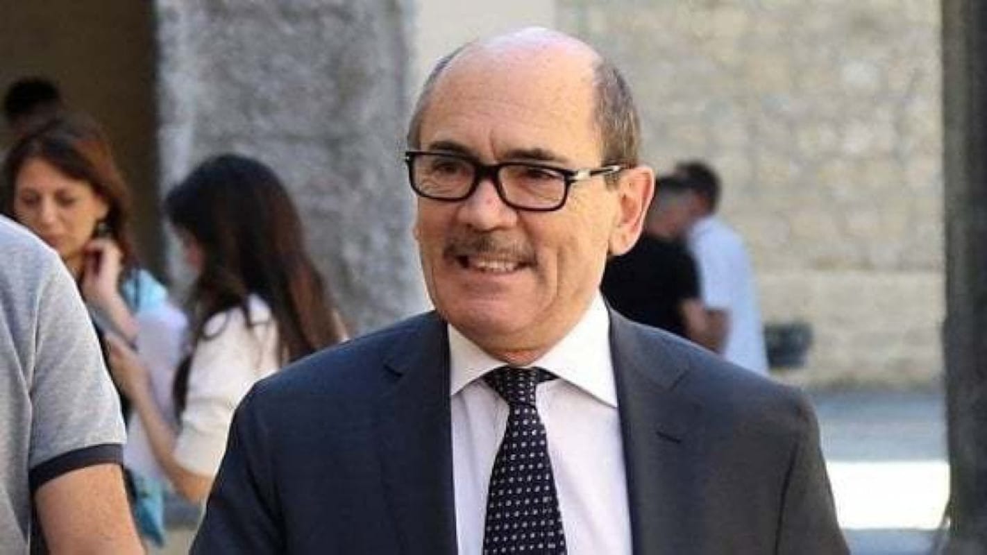 Federico Cafiero De Raho, chi è l’ex pm anticamorra e procuratore nazionale Antimafia candidato con il M5S? Età, biografia, curriculum, libri, prima moglie e matrimonio con Paola Piccirillo Federico Cafiero De Raho, chi è l’ex pm anticamorra e procuratore nazionale Antimafia candidato con il M5S? Età, biografia, curriculum, libri, prima moglie e matrimonio con Paola Piccirillo