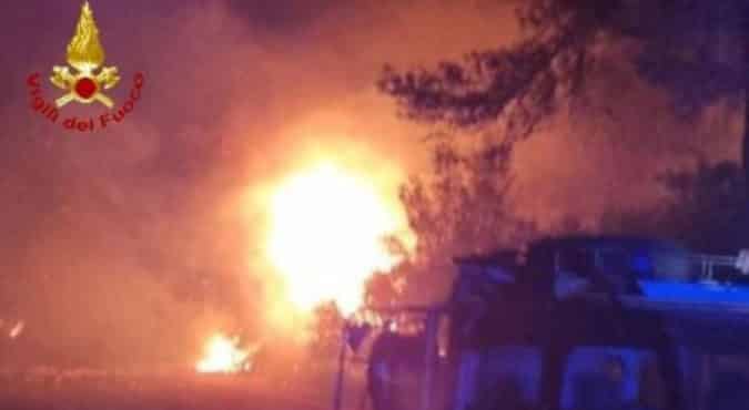 Incendio nel Savonese, fiamme ad Albenga, Arnasco e Villanova: decine di sfollati e case bruciate