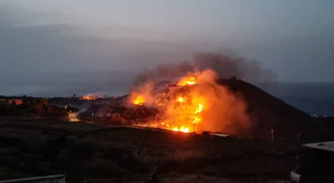 Incendio a Pantelleria il 17 agosto 2022: evacuate le ville di Giorgio Armani, Marco Tardelli e Myrta Merlino. Il rogo è di origine dolosa: aperta un’inchiesta