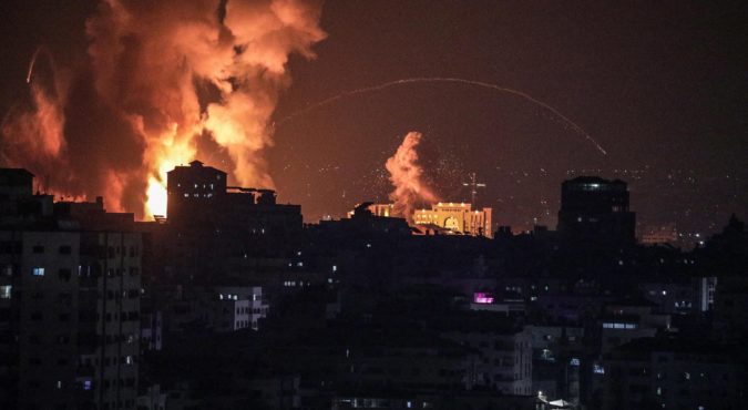 Israele va avanti con l’operazione Gaza, nuovi raid missilistici nella notte e prime sirene a Gerusalemme. Uno dei capi della Jihad è stato ucciso