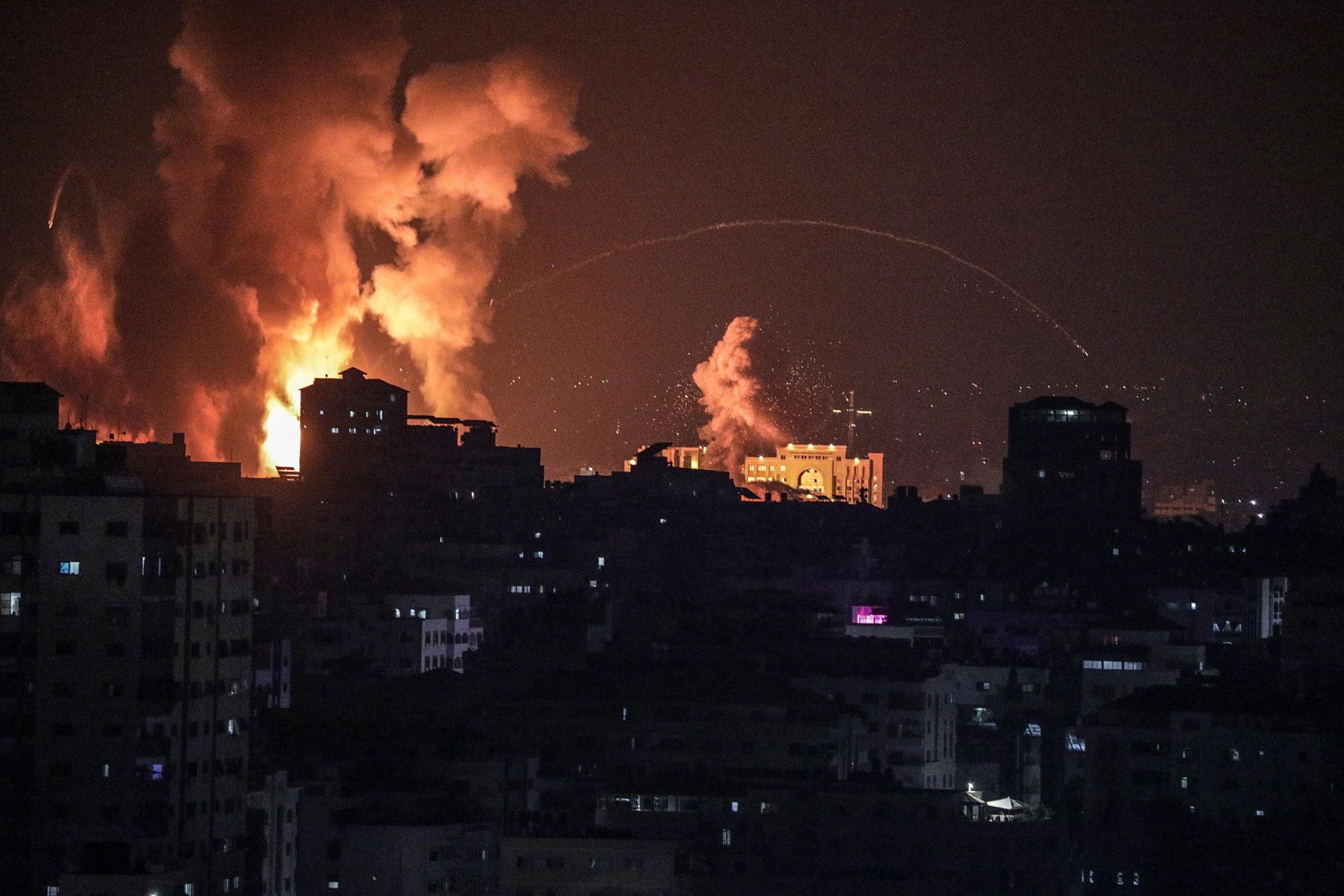Israele va avanti con l’operazione Gaza, nuovi raid missilistici nella notte e prime sirene a Gerusalemme. Uno dei capi della Jihad è stato ucciso