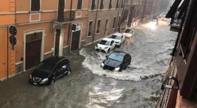 Non si placa il maltempo in Italia centrosettentrionale: a Bologna, si registrano allagamenti e treni in ritardo fino a 150 minuti. Coltivazioni distrutte a Firenze
