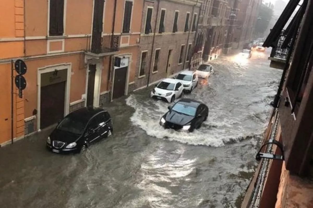 Non si placa il maltempo in Italia centrosettentrionale: a Bologna, si registrano allagamenti e treni in ritardo fino a 150 minuti. Coltivazioni distrutte a Firenze