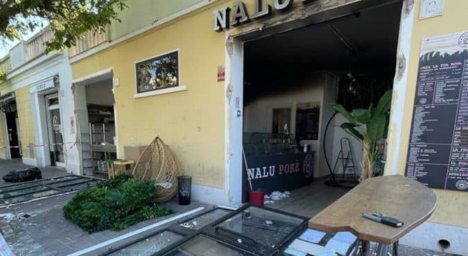 Negozio di poké esploso a Roma, la denuncia dei proprietari: “Qualcuno ha dato fuoco al locale”
