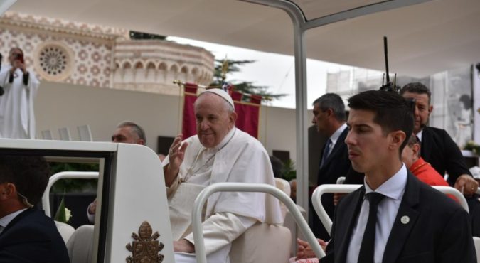 Il Papa a L’Aquila per la Perdonanza celestiniana conforta i familiari delle vittime del sisma: “La rinascita è un dono. Fate tesoro della sofferenza”