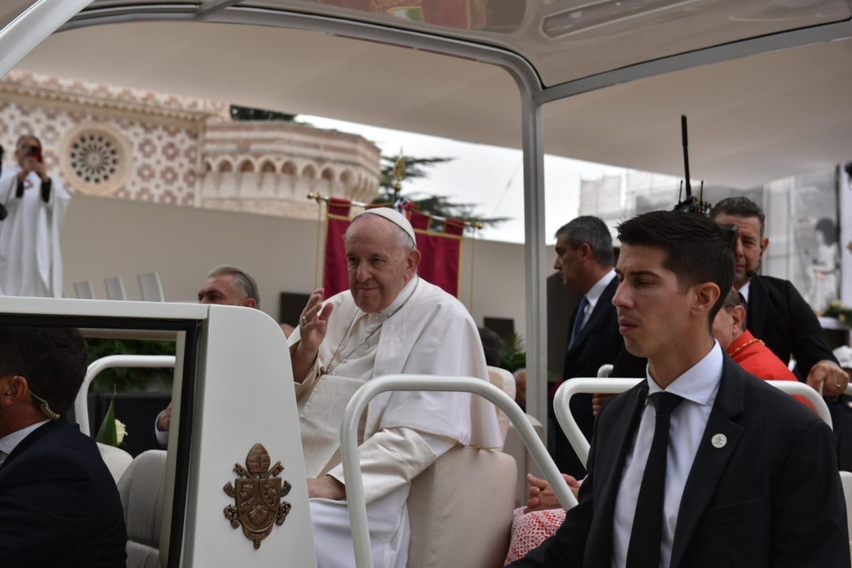 Il Papa a L’Aquila per la Perdonanza celestiniana conforta i familiari delle vittime del sisma: “La rinascita è un dono. Fate tesoro della sofferenza”