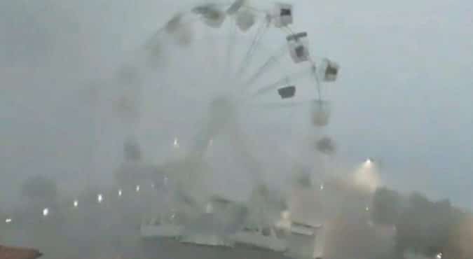 Maltempo a Piombino, potenti raffiche di vento scaraventano in aria le cabine della ruota panoramica