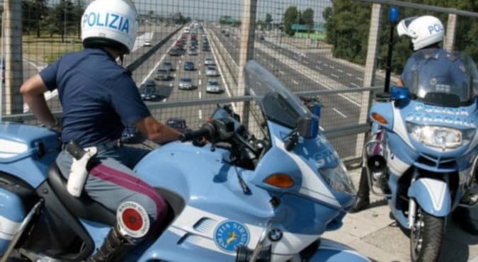Lancia sassi contro le auto sulla A1, panico in autostrada: chiuso il tratto tra Lodi e Casalpusterlengo