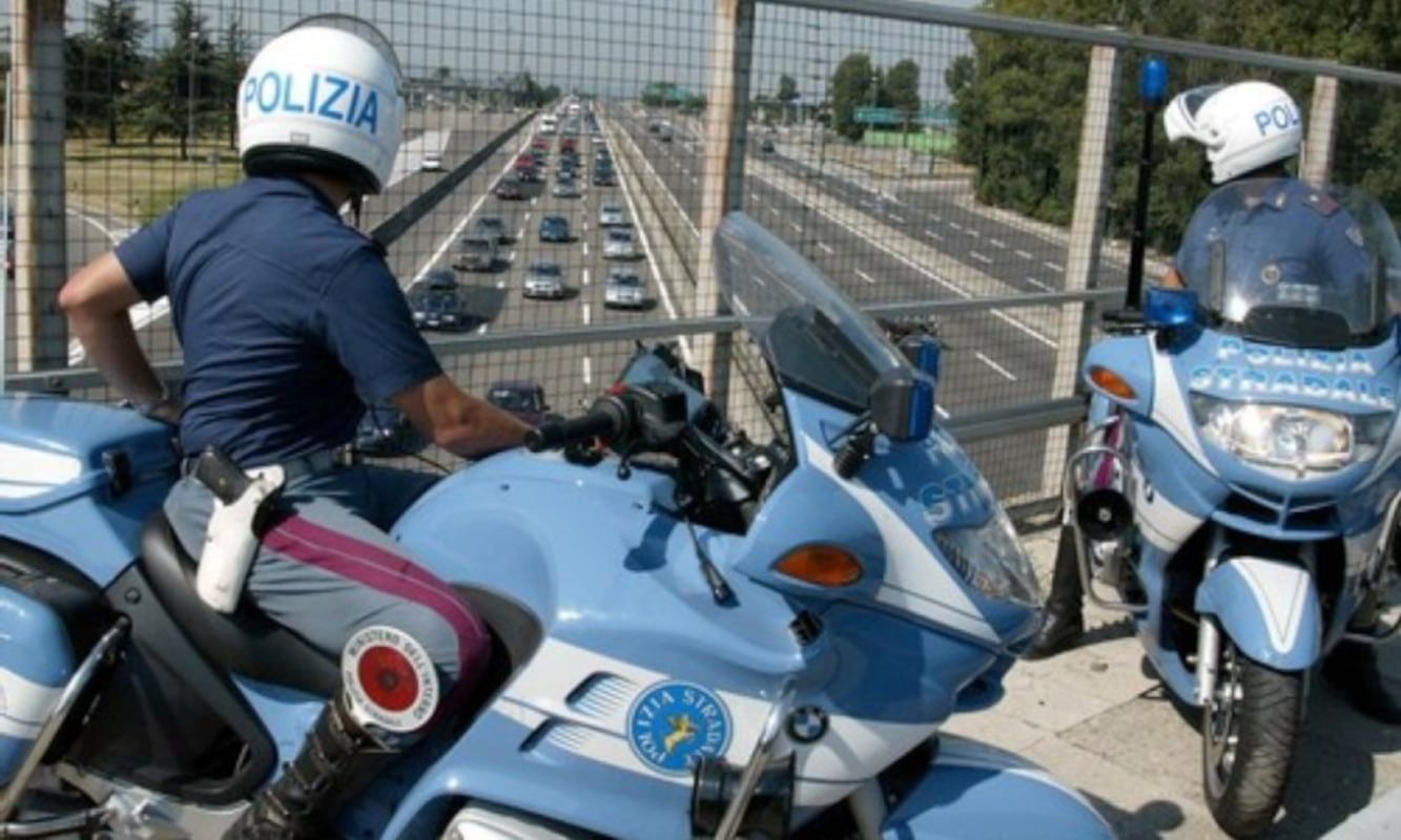 Lancia sassi contro le auto sulla A1, panico in autostrada: chiuso il tratto tra Lodi e Casalpusterlengo