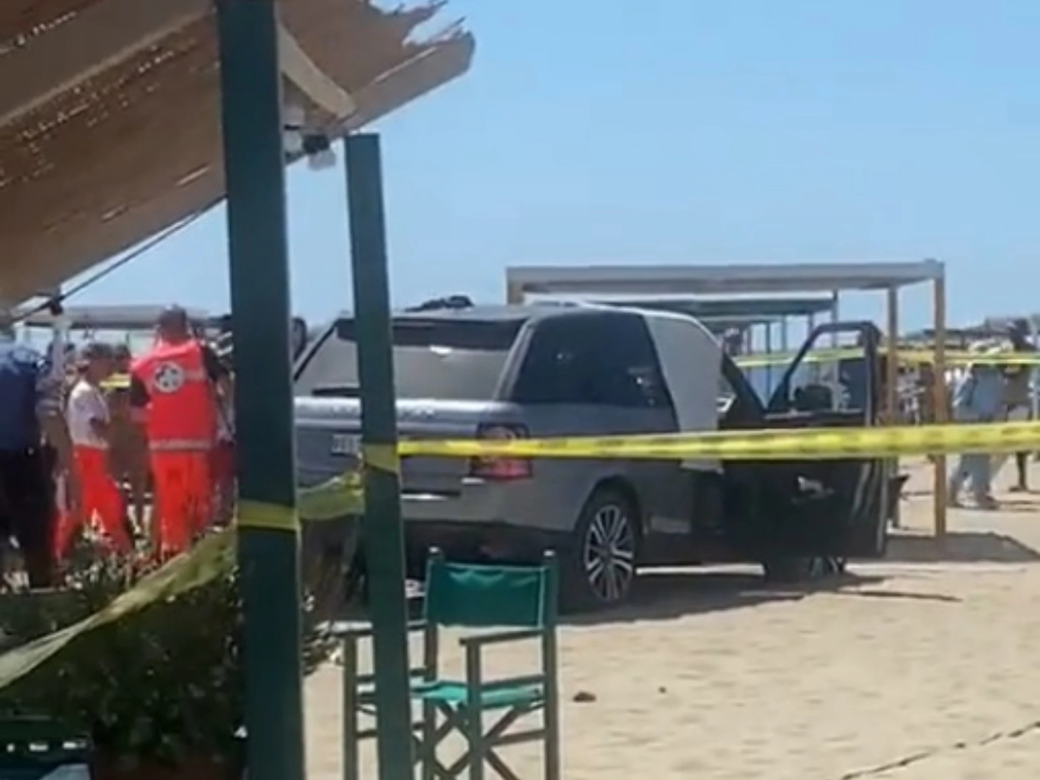 Tragedia sfiorata a Forte dei Marmi, SUV fuori controllo invade la spiaggia. Poche ore dopo, il fenomeno si ripete: paura tra i bagnanti