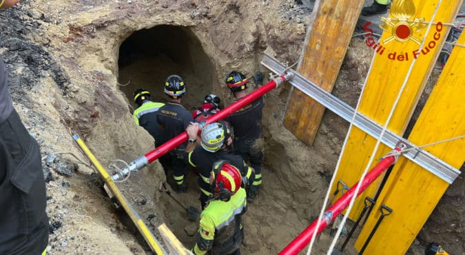 Banda del buco in azione, uomo intrappolato in un tunnel a Roma: stavano scavando un canale per compiere una rapina in banca