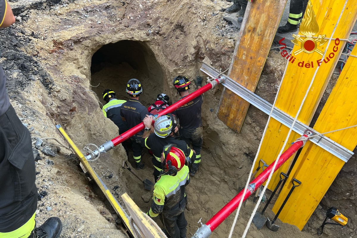 Banda del buco in azione, uomo intrappolato in un tunnel a Roma: stavano scavando un canale per compiere una rapina in banca