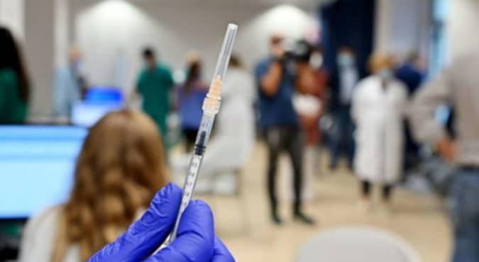 Registrava falsi tamponi negativi e vaccinazioni mai avvenute: arrestato un farmacista di Cuneo
