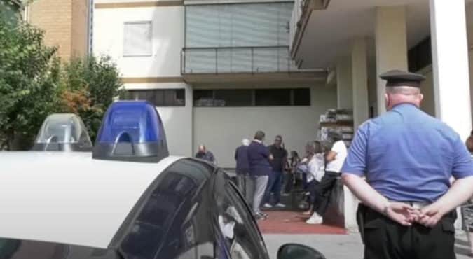 Suicida a 13 anni, Alessandro si lancia dal balcone a Gragnano: tra gli indagati anche l’ex fidanzatina che guidava i cyberbulli