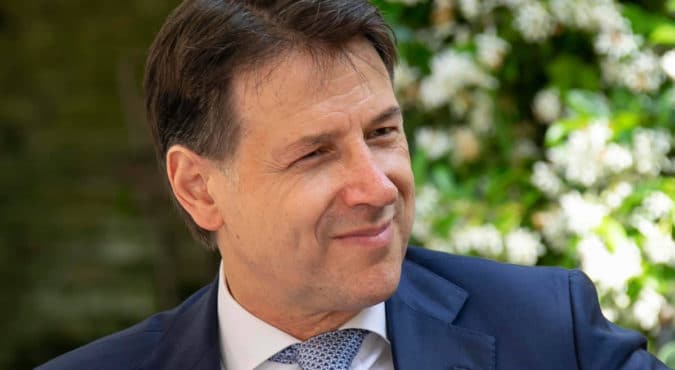 I partiti pensano alle larghe intese. Ma i 5S se ne tirano già fuori. E Conte avvisa Draghi: “Diremo no alle nuove spese militari”