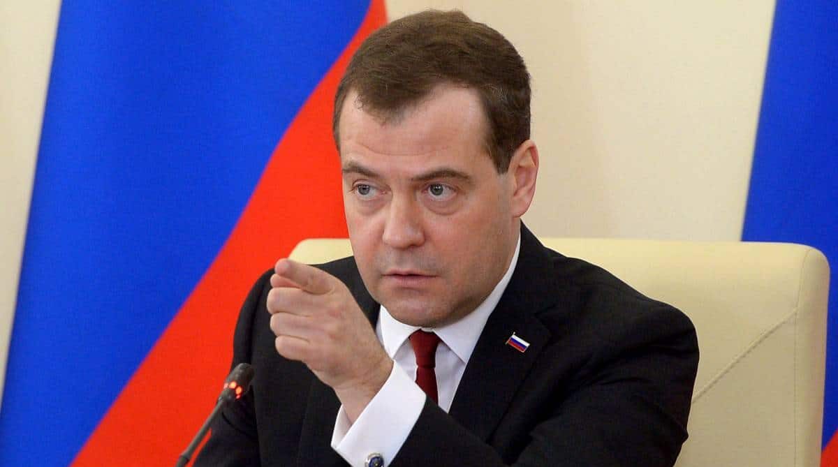 Il falco Medvedev perde la testa e torna a sbandierare l’olocausto nucleare. “Se necessario, la Russia è pronta a usare le armi atomiche”