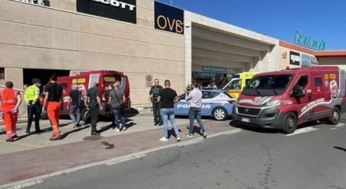 Mestre, sparatoria davanti a un centro commerciale per un portavalori: ferito un vigilante