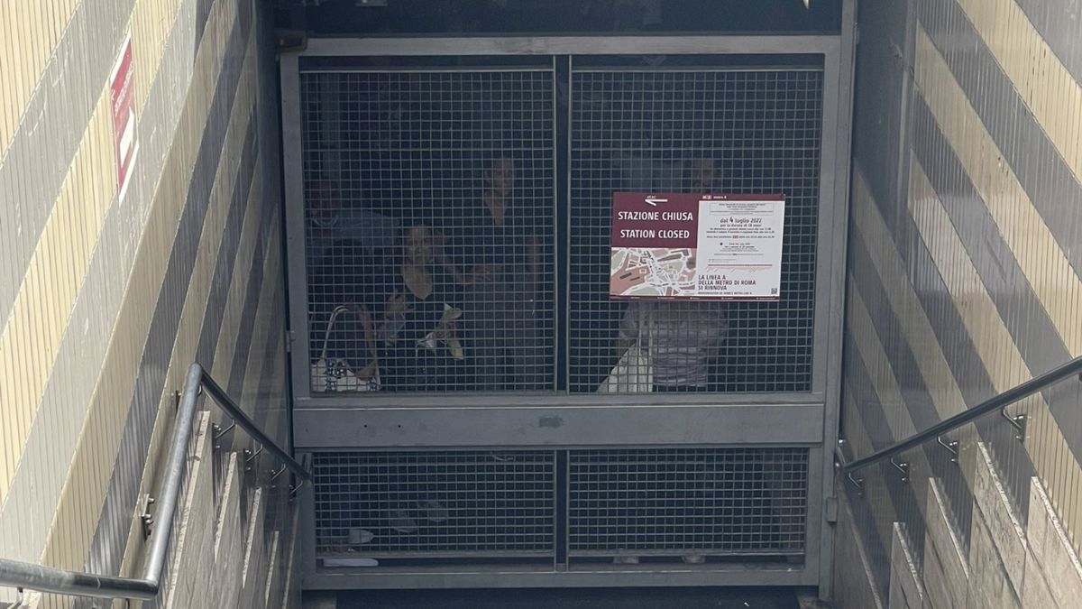Roma, sciopero dei mezzi pubblici inizia prima per un guasto: centinaia di passeggeri chiusi nella metro
