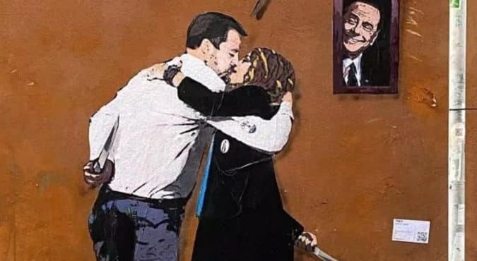 Salvini e Meloni si baciano con i pugnali dietro la schiena: il murale di TvBoy censurato